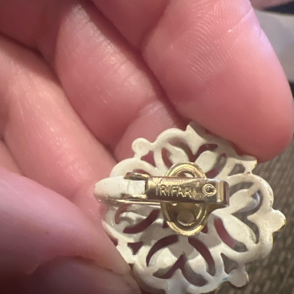 White Floral Earrings - Picture 5 of 6
